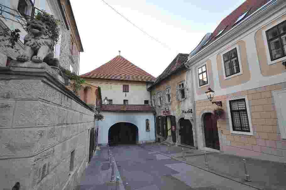 Zagreb Walking Tour Stone Gate